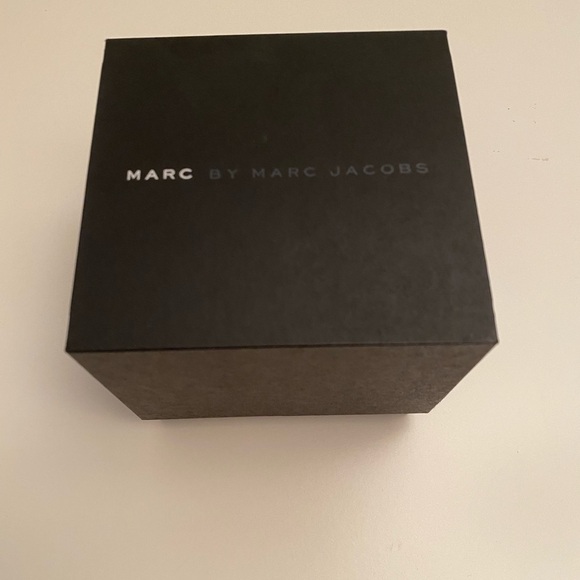 New in box Marc by Marc Jacobs gold link watch - Picture 10 of 10